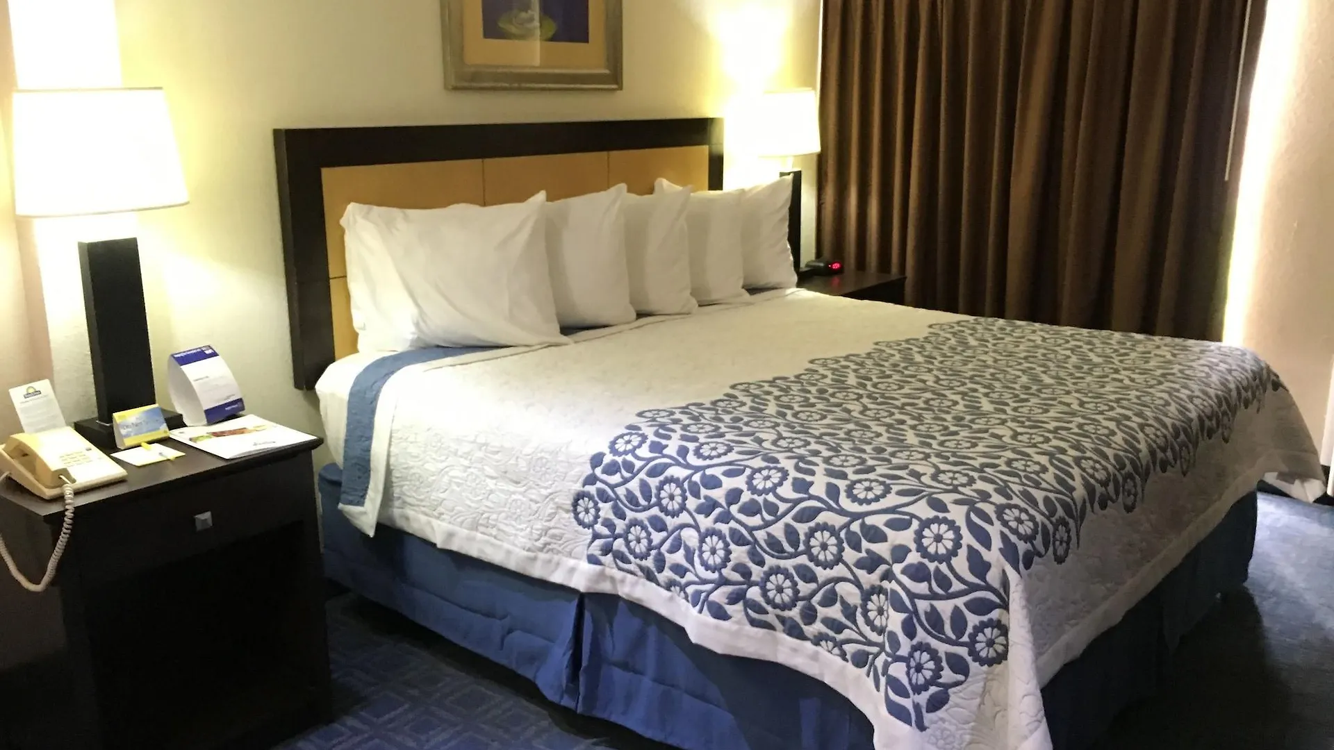 Days Inn & Suites By Wyndham Tampa - Ybor City Hotel