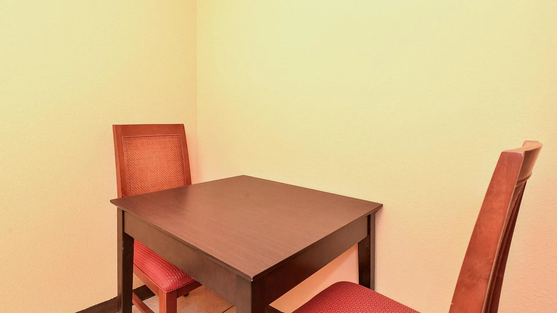 Days Inn & Suites By Wyndham Tampa - Ybor City
