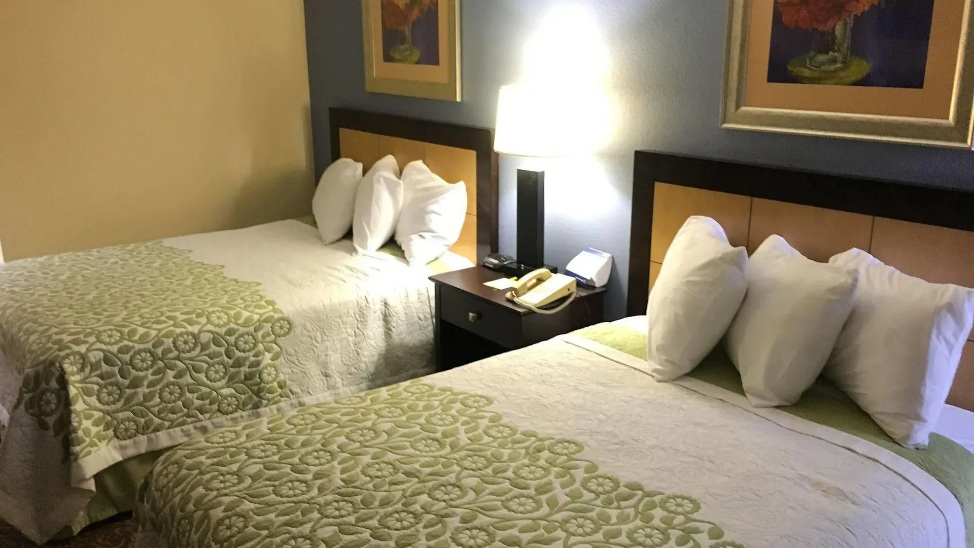 Days Inn & Suites By Wyndham Tampa - Ybor City